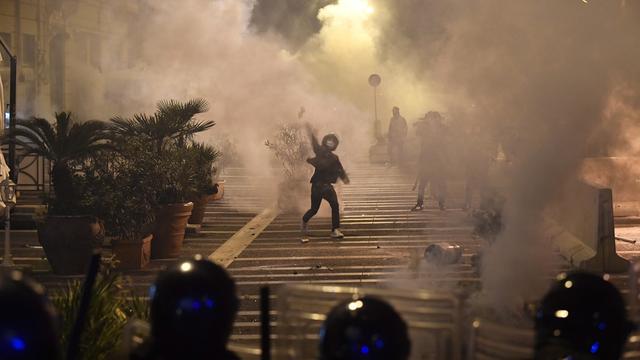 Italie: des heurts contre les nouvelles mesures anti-Covid ont éclaté à Naples.. [EPA/Keystone - Stringer]