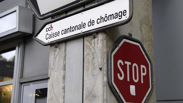 Un panneau indiquant la Caisse cantonale de chômage à Genève. [Keystone - Martial Trezzini]