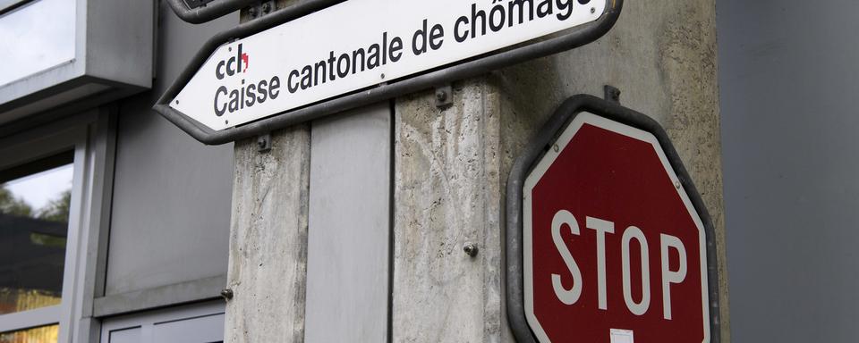 Un panneau indiquant la Caisse cantonale de chômage à Genève. [Keystone - Martial Trezzini]