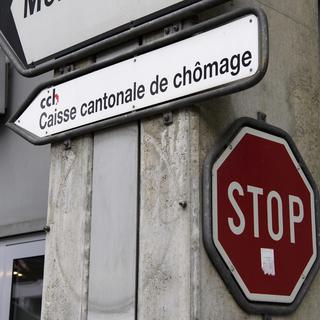 Un panneau indiquant la Caisse cantonale de chômage à Genève. [Keystone - Martial Trezzini]