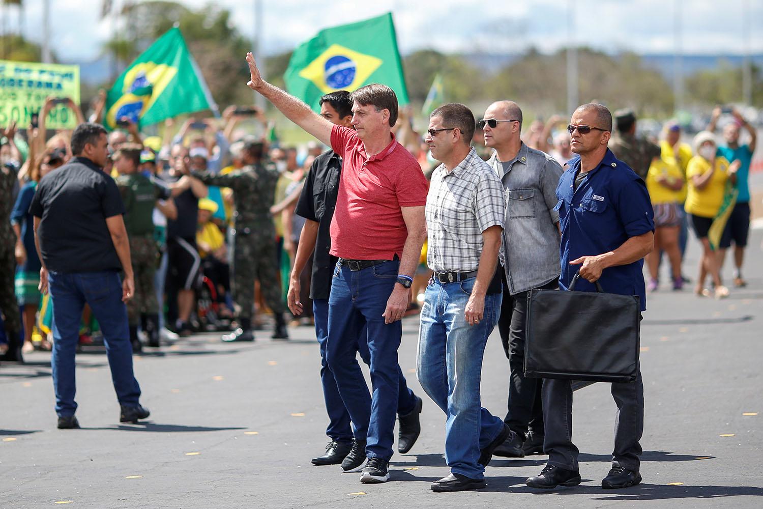 Jair Bolsonaro parmi ses supporters à Brasilia, dimanche 19.04.2020. [Reuters - Ueslei Marcelino]