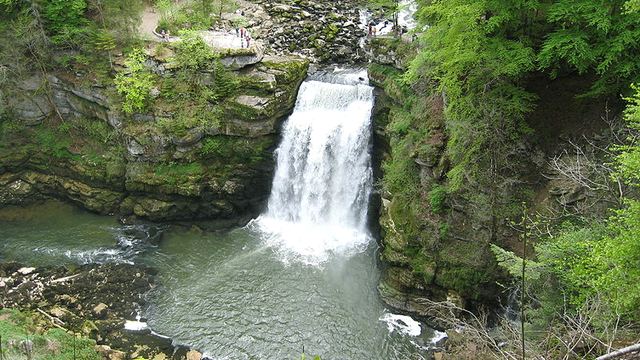 Le Saut-du-Doubs en temps normal, avec la chute de 27 mètres. [CC-BY-SA - Arnaud 25]