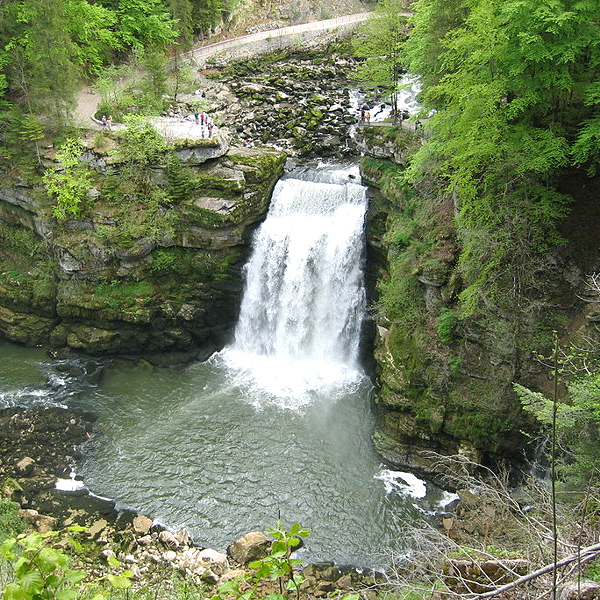 Le Saut-du-Doubs en temps normal, avec la chute de 27 mètres. [CC-BY-SA - Arnaud 25]