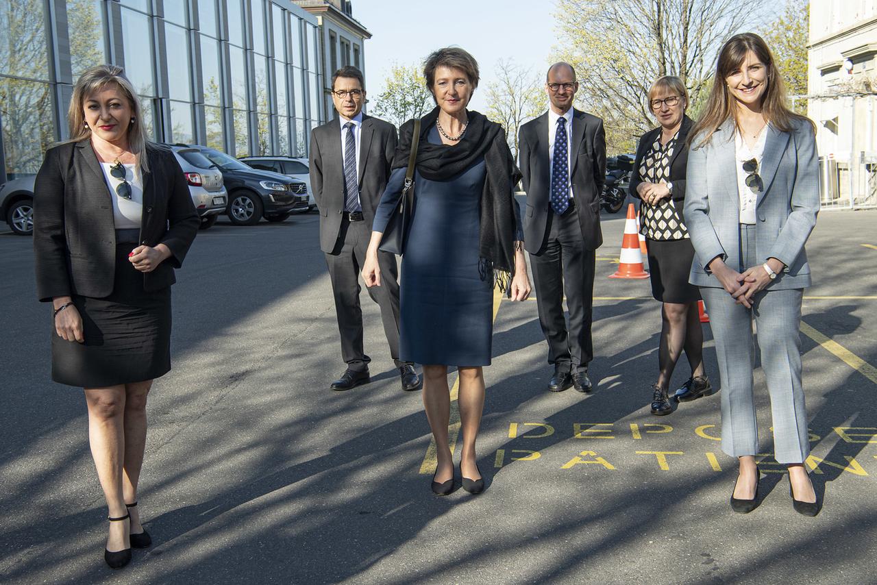 Simonetta Sommaruga (au centre), près du CHUV aux côtés de Nuria Gorrite, Oliver Peters, Philippe Eckert, Isabelle Lehn et Rebecca Ruiz. [Keystone - Jean-Bernard Sieber]