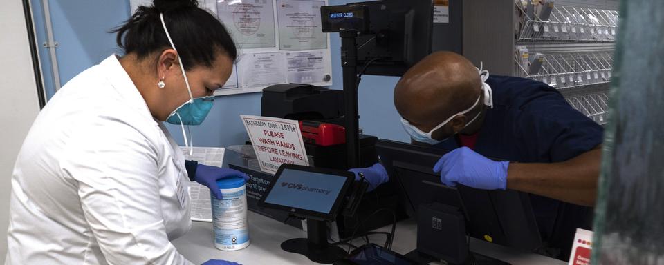 Selon une étude, le coronavirus est détectable jusqu'à deux à trois jours sur des surfaces en plastique ou en acier inoxydable, et jusqu'à 24 heures sur du carton. [Keystone/ap photo - Carolyn Kaster]