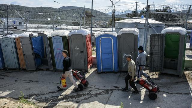 La situation en matière d'hygiène est catastrophique dans les camps de migrants en Grèce. [AP/Keystone - Panagiotis Balaskas]