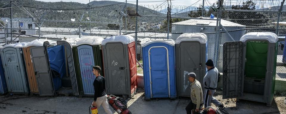 La situation en matière d'hygiène est catastrophique dans les camps de migrants en Grèce. [AP/Keystone - Panagiotis Balaskas]