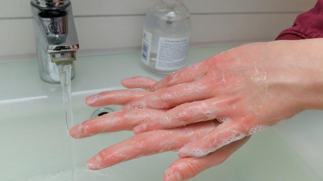 Lavage de mains en arrivant et en partant [KEYSTONE - Patrick Pleul]