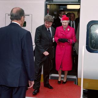 Le 6 mai 1994, le président français François Mitterrand accueille la Reine Elizabeth II sur le sol français, à Coquelles, lors de l'inauguration de l'EuroTunnel (Channel Tunnel). [AFP - Jacques Demarthon]