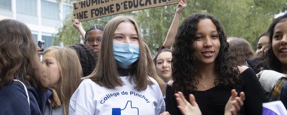 Une élève porte le t-shirt "Collège de Pinchat J'ai une tenue adéquate!", lors d'une manifestation pour protester contre le règlement vestimentaire devant le collège de Pinchat le 30 septembre 2020  à Genève. [Keystone - Salvatore Di Nolfi]