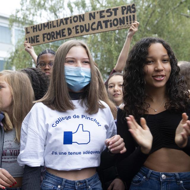 Une élève porte le t-shirt "Collège de Pinchat J'ai une tenue adéquate!", lors d'une manifestation pour protester contre le règlement vestimentaire devant le collège de Pinchat le 30 septembre 2020  à Genève. [Keystone - Salvatore Di Nolfi]