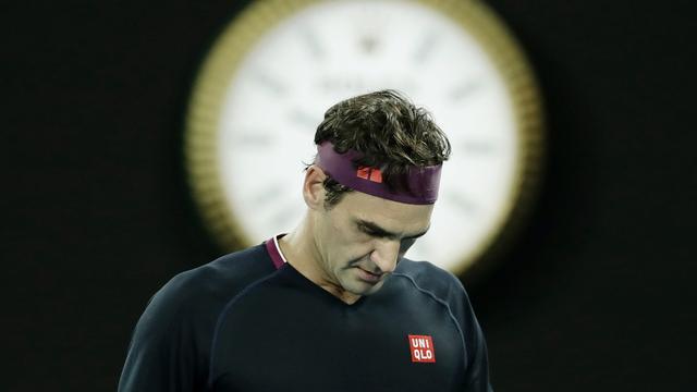 Roger Federer est touché au genou droit. [Lynn Bo Bo]