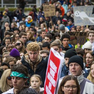 Plus de 10'000 manifestants ont défilé à Lausanne, le 17 janvier 2020. [Keystone - Jean-Christophe Bott]
