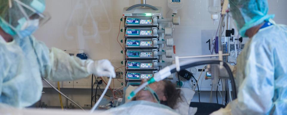 Un patient atteint du coronavirus à l'Hôpital cantonal du Tessin le 11 mars 2020.
Ti-Press/Alessandro Crinari
KEYSTONE [Keystone - Ti-Press/Alessandro Crinari]