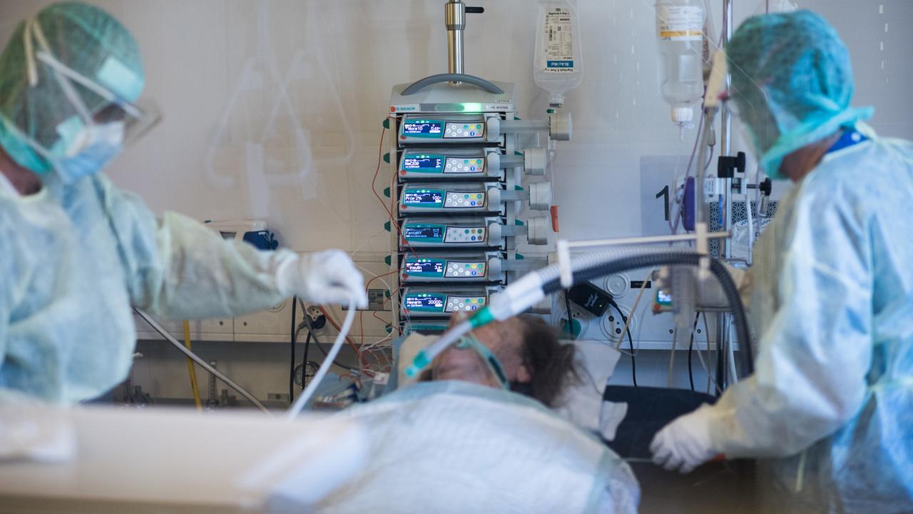 Un patient atteint du coronavirus à l'Hôpital cantonal du Tessin le 11 mars 2020.
Ti-Press/Alessandro Crinari
KEYSTONE [Keystone - Ti-Press/Alessandro Crinari]