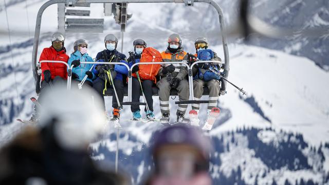 Respect strict des mesures sanitaires pour ce premier week-end de ski. [KEYSTONE - Valentin Flauraud]