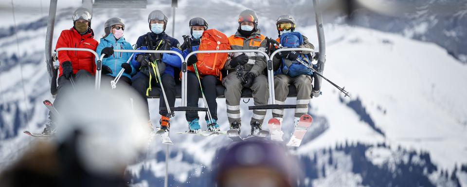 Respect strict des mesures sanitaires pour ce premier week-end de ski. [KEYSTONE - Valentin Flauraud]