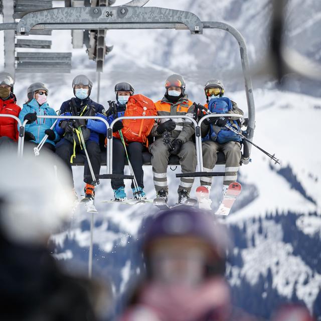 Respect strict des mesures sanitaires pour ce premier week-end de ski. [KEYSTONE - Valentin Flauraud]
