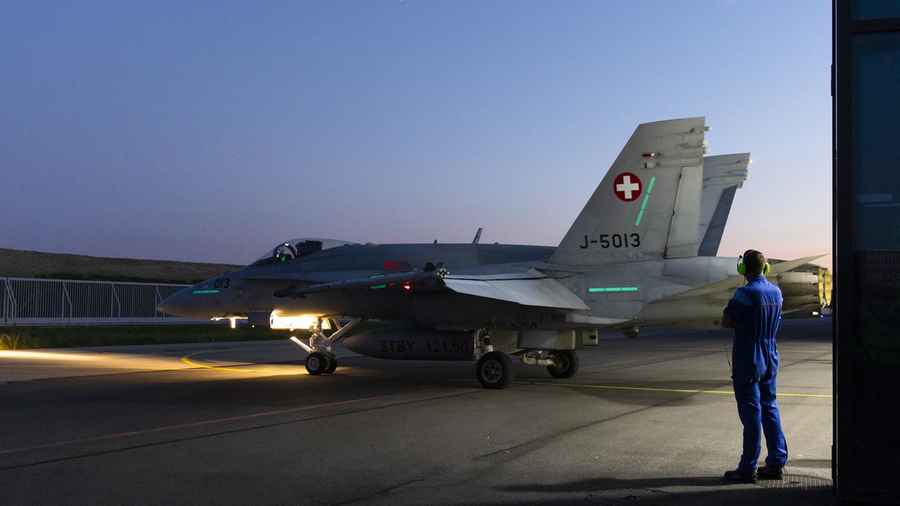 Un F-A-18 sort de son hangar lors d'une journée d'information sur la police aérienne, le mercredi 4 septembre 2019 à Payerne. [Keystone - Peter Klaunzer]