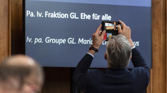 Matthias Michel (PLR/ZG) photographie le résultat du vote au Conseil des Etats sur le mariage pour tous. [Keystone - Alessandro della Valle]