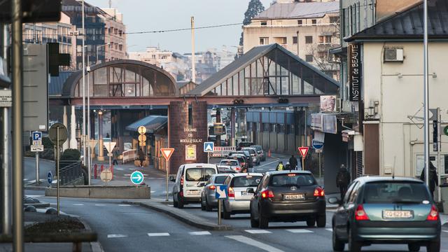 Des voitures à la frontière entre la Suisse et la France. [Keystone - Christian Beutler]