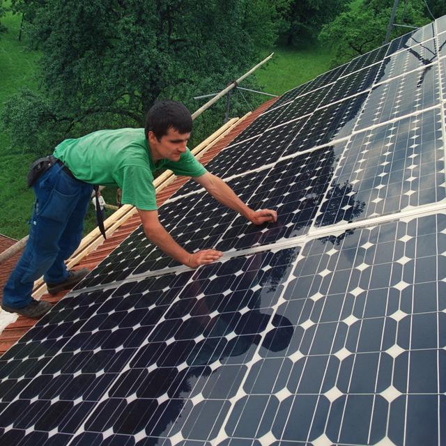 Actuellement, plus de 85'000 installations de production d’électricité verte sont subventionnées en Suisse. Celles-ci produisent 9% du courant du pays. [keystone - Martin Ruetschi]