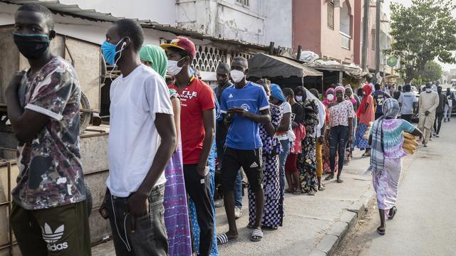 Des personnes font la queue pour du pain à Dakar. [AP Photo/Keystone - Sylvain Cherkaoui]