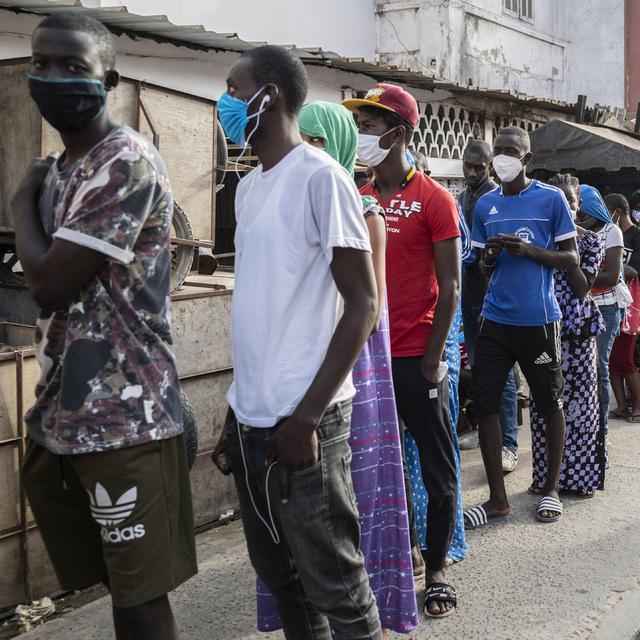Des personnes font la queue pour du pain à Dakar. [AP Photo/Keystone - Sylvain Cherkaoui]