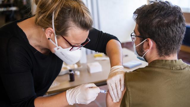 En Suisse, la méfiance à l'égard des vaccins contre le coronavirus ne cesse d'augmenter (image d'illustration). [Keystone - Jean-Christophe Bott]