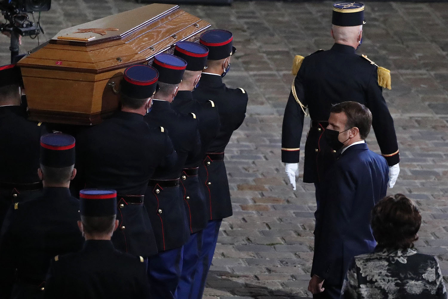 Emmanuel Macron devant le cercueil de l'enseignant à la Sorbonne. [Pool/AFP - François Mori]