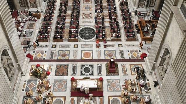 Le pape François célèbre la messe de Noël dans une Basilique Saint-Pierre presque vide. [AFP - Stringer / Vatican Media]