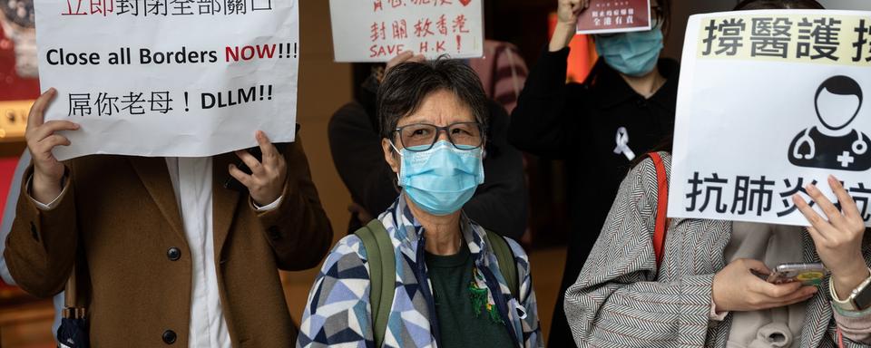 Des milliers de travailleurs hospitaliers et médicaux ont décidé d’une grève à partir du 3 février exigeant la fermeture des frontières de Hong Kong avec la Chine continentale, afin de contenir l’épidémie de coronavirus. [Keystone - Jérôme Favre]