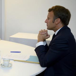 Emmanuel Macron lors de la visioconférence de la communauté internationale pour l'aide d'urgence aux Libanais. [Keystone - EPA / Christophe Simon / Pool]