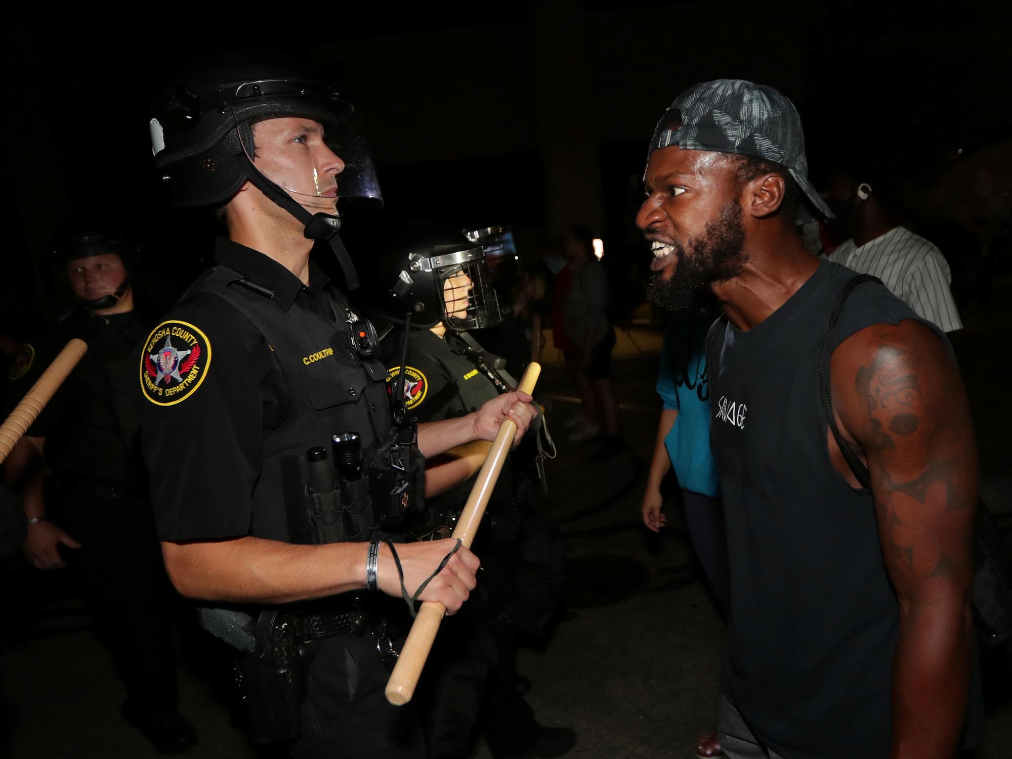 Un homme confronte la police de la ville à Kenosha, dans le Wisconsin, le 23 août 2020. [USA Today via Reuters - Mike De Sisti/Milwaukee Journal Sentinel]