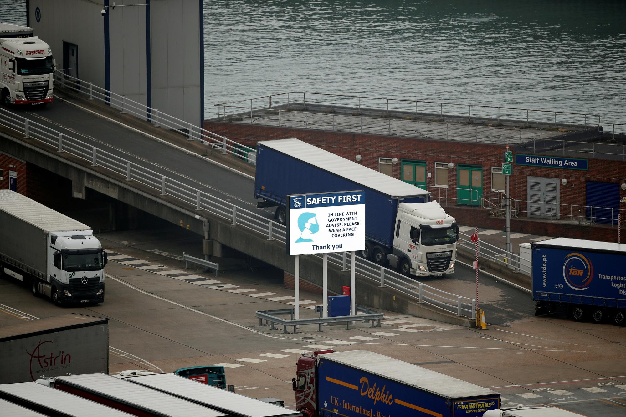 Un grand nombre de camions débarquent et embarquent quotidiennement au port de Douvres. [Reuters - Peter Cziborra]