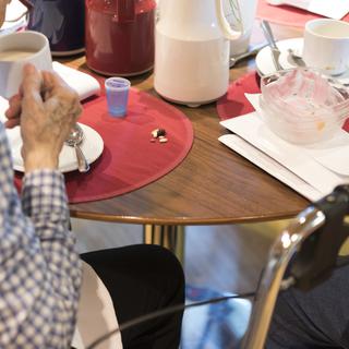 Des personnes âgées prennent un café dans un EMS zurichois. [Keystone - Christian Beutler]