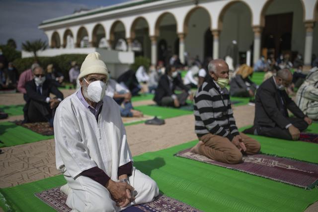 Des Marocains masqués lors d'une prière du vendredi à Rabat, le 16 octobre 2020. [Keystone/AP photo - Mosa'ab Elshamy]