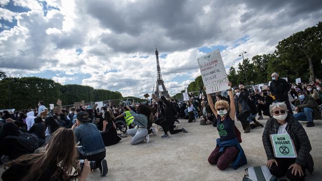 Les manifestations à Paris contre la violence policière. [EPA/Keystone - Mohammed Badra]