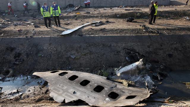 Des débris de l'avion de ligne de la compagnie Ukraine International Airlines près de l'aéroport international de Téhéran. [AP/Keystone - Abedin Taherkenareh]