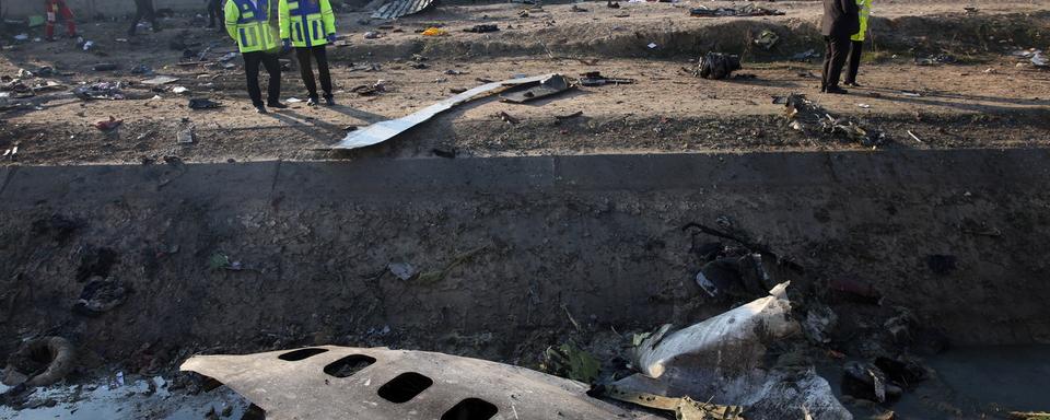 Des débris de l'avion de ligne de la compagnie Ukraine International Airlines près de l'aéroport international de Téhéran. [AP/Keystone - Abedin Taherkenareh]