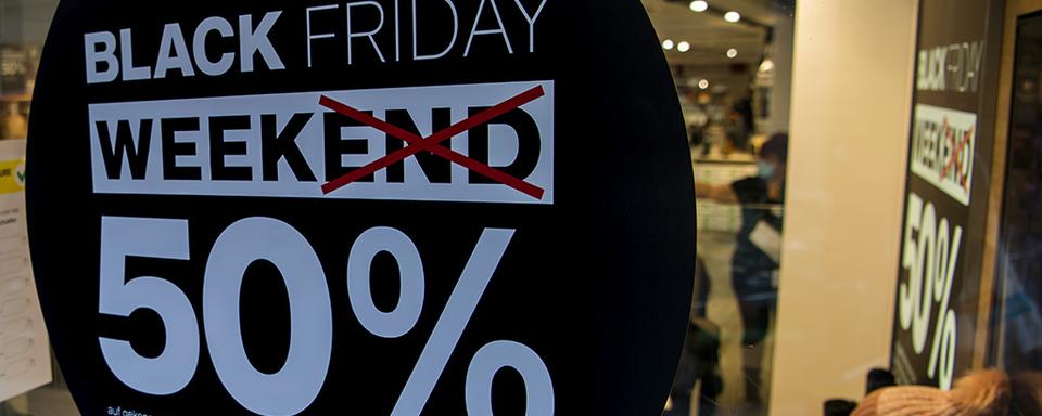 Le personnel des magasins constate une baisse d'engouement par rapport aux premières éditions du Black Friday en Suisse. [Keystone - Jean-Christophe Bott]