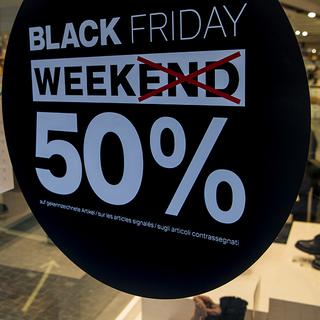 Le personnel des magasins constate une baisse d'engouement par rapport aux premières éditions du Black Friday en Suisse. [Keystone - Jean-Christophe Bott]