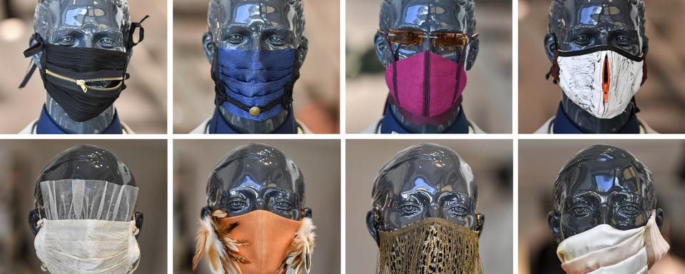 Le masque se transforme en accessoire de mode. [AP Photo/ Keystone - Martin Meissner]