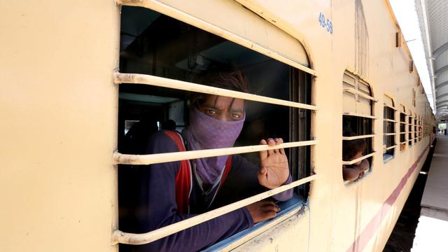 Des trains ont déjà été affrétés pour les personnes n'ayant pas de quoi payer leur retour chez eux après avoir perdu leur travail dans les grandes villes. [Sanjeev Gupta]