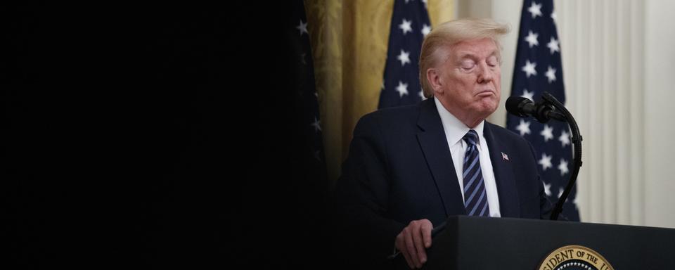 Donald Trump réagit à la question d'un journaliste dans la East Room de la Maison Blanche, le 30 avril 2020. [Keystone/ap photo - Alex Brandon]