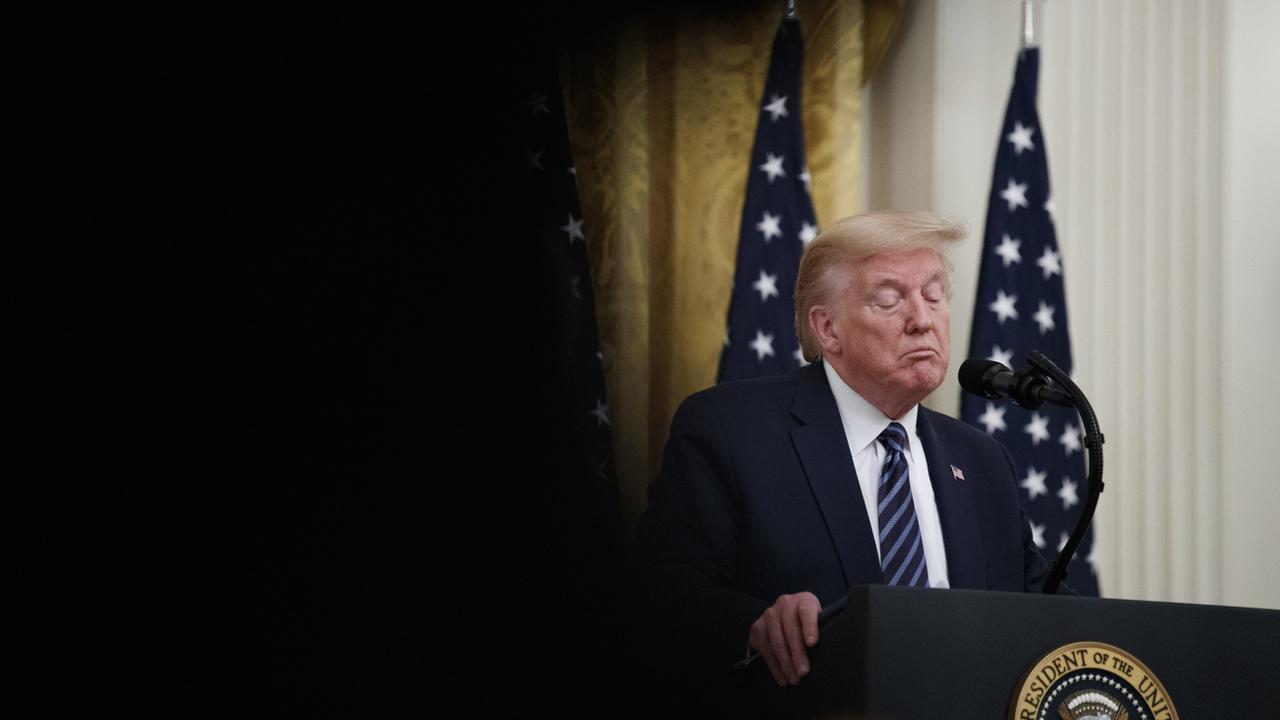 Donald Trump réagit à la question d'un journaliste dans la East Room de la Maison Blanche, le 30 avril 2020. [Keystone/ap photo - Alex Brandon]