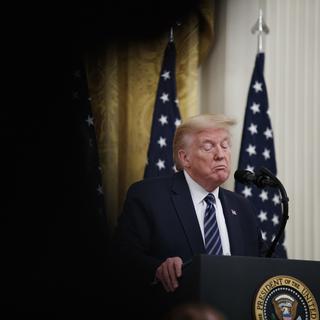 Donald Trump réagit à la question d'un journaliste dans la East Room de la Maison Blanche, le 30 avril 2020. [Keystone/ap photo - Alex Brandon]
