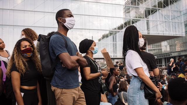 Suite au regain de tension lié au mouvement Black Lives Matter, la justice française a ordonné une nouvelle expertise médicale dans l'affaire Adama Traoré. [AFP - Philippe Labrosse/Hans Lucas]