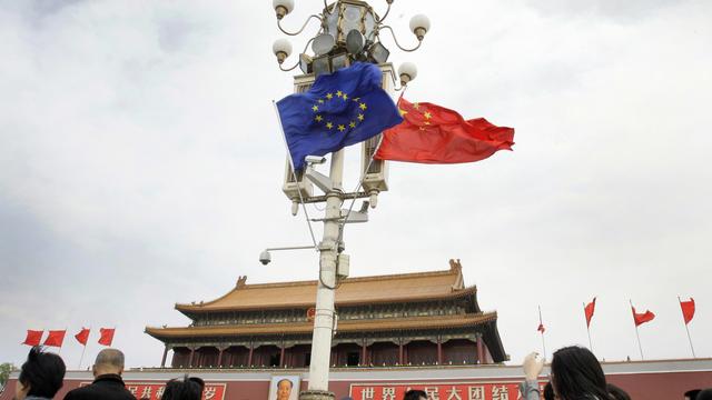 Le drapeau de l'union européenne et de la Chine à Pékin. [AP Photo/Keystone - Andy Wong]