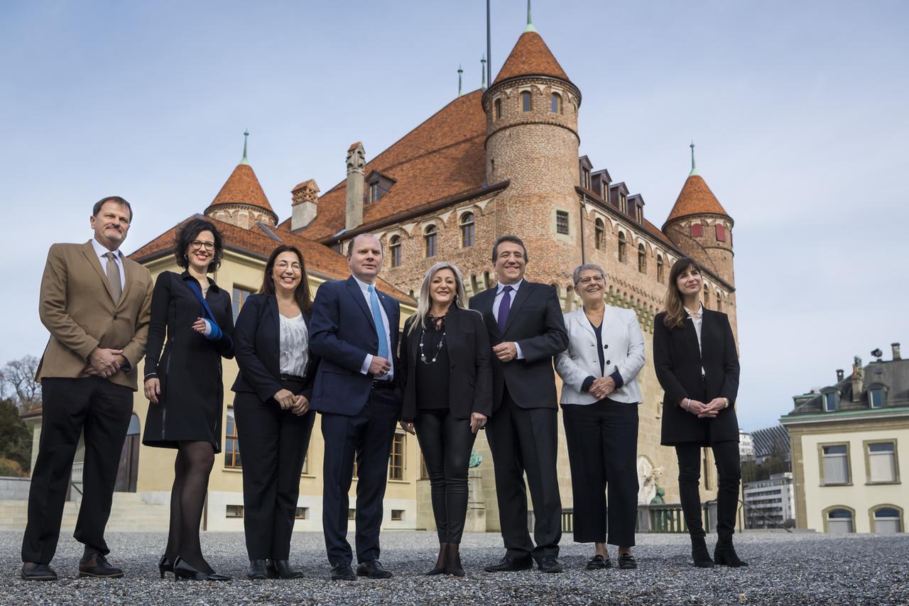 Le nouveau Conseil d'Etat vaudois avec, de gauche à droite, Vincent Grandjean, chancelier, Christelle Luisier, Cesla Amarelle, Philippe Leuba, Nuria Gorrite, Pascal Broulis, Beatrice Metraux, et Rebecca Ruiz. [Keystone - Jean-Christophe Bott]